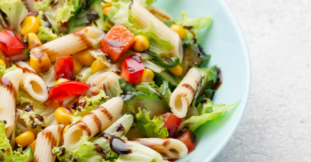 Ensalada de pasta integral con aguacate y pollo