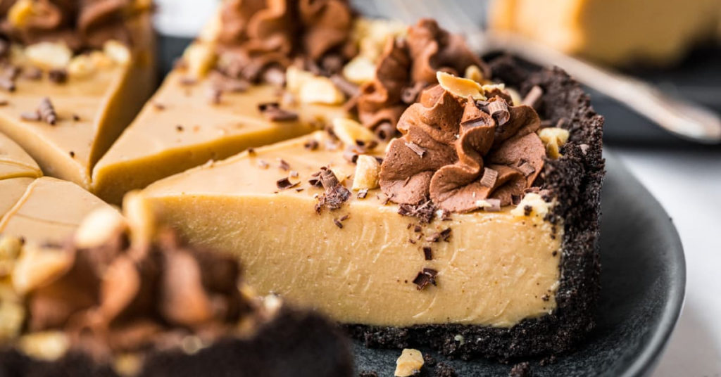 Pastel de queso con crema de maní y base de galletas Oreo