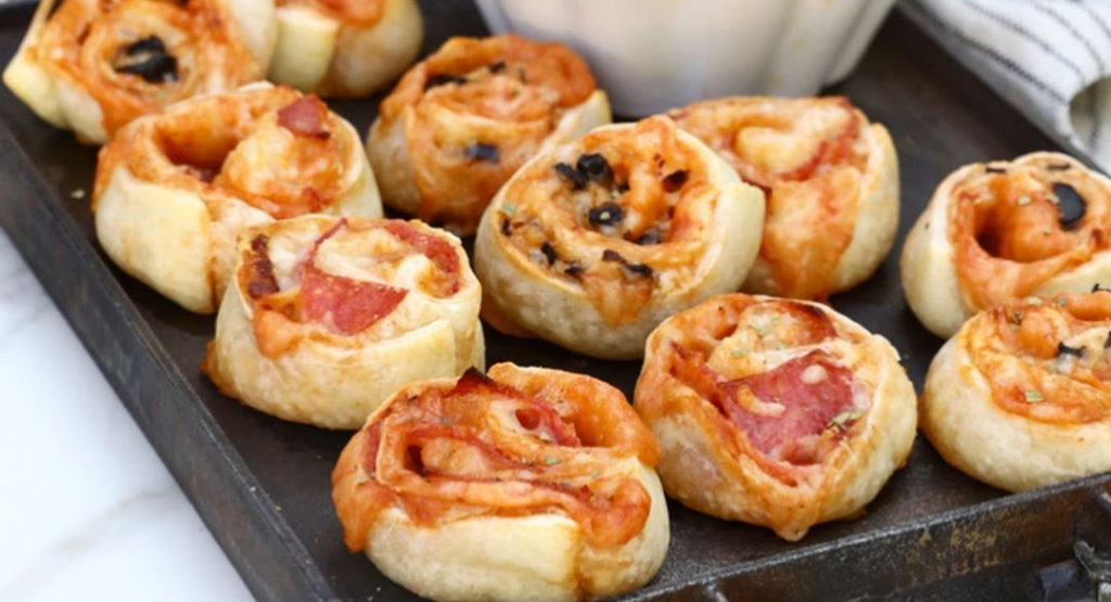 Pizza rolls con queso mozzarella, pepperoni y salsa