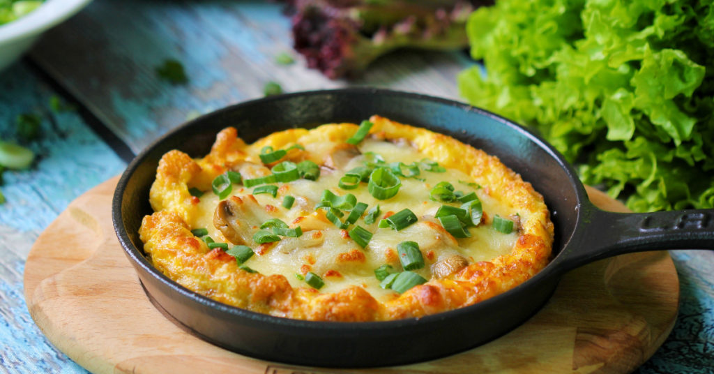 Omelette con espinacas y jamón para cocinar rápido y desayunar delicioso