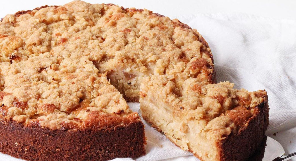 Budín de pan con manzana, uvas pasas y canela para hacer en minutos