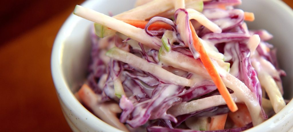 Ensalada agridulce de zanahoria y repollo para completar tus comidas de la semana